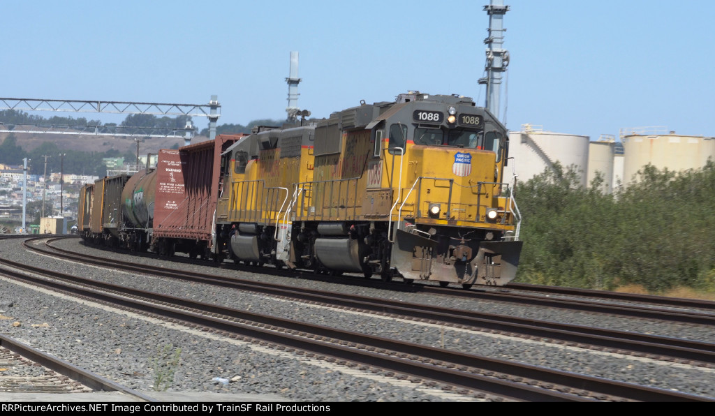 UP 1088 Leads the LSF51 08